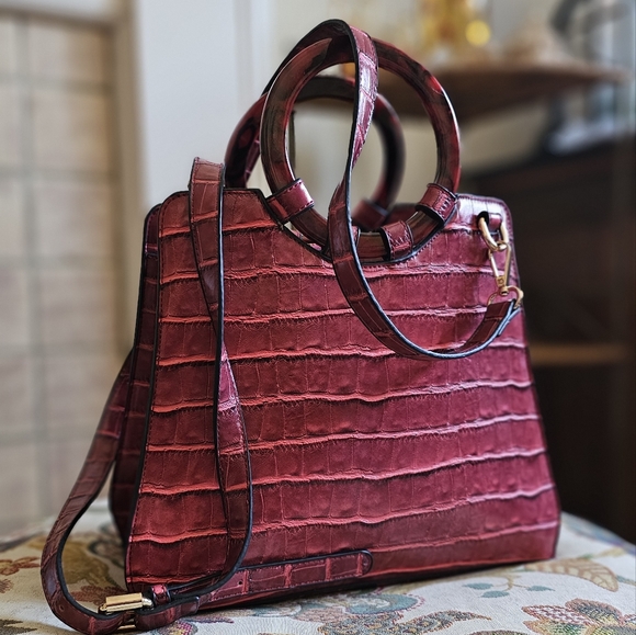 Imoshion red faux alligator embossed leather purse with acrylic handle. - Picture 4 of 10